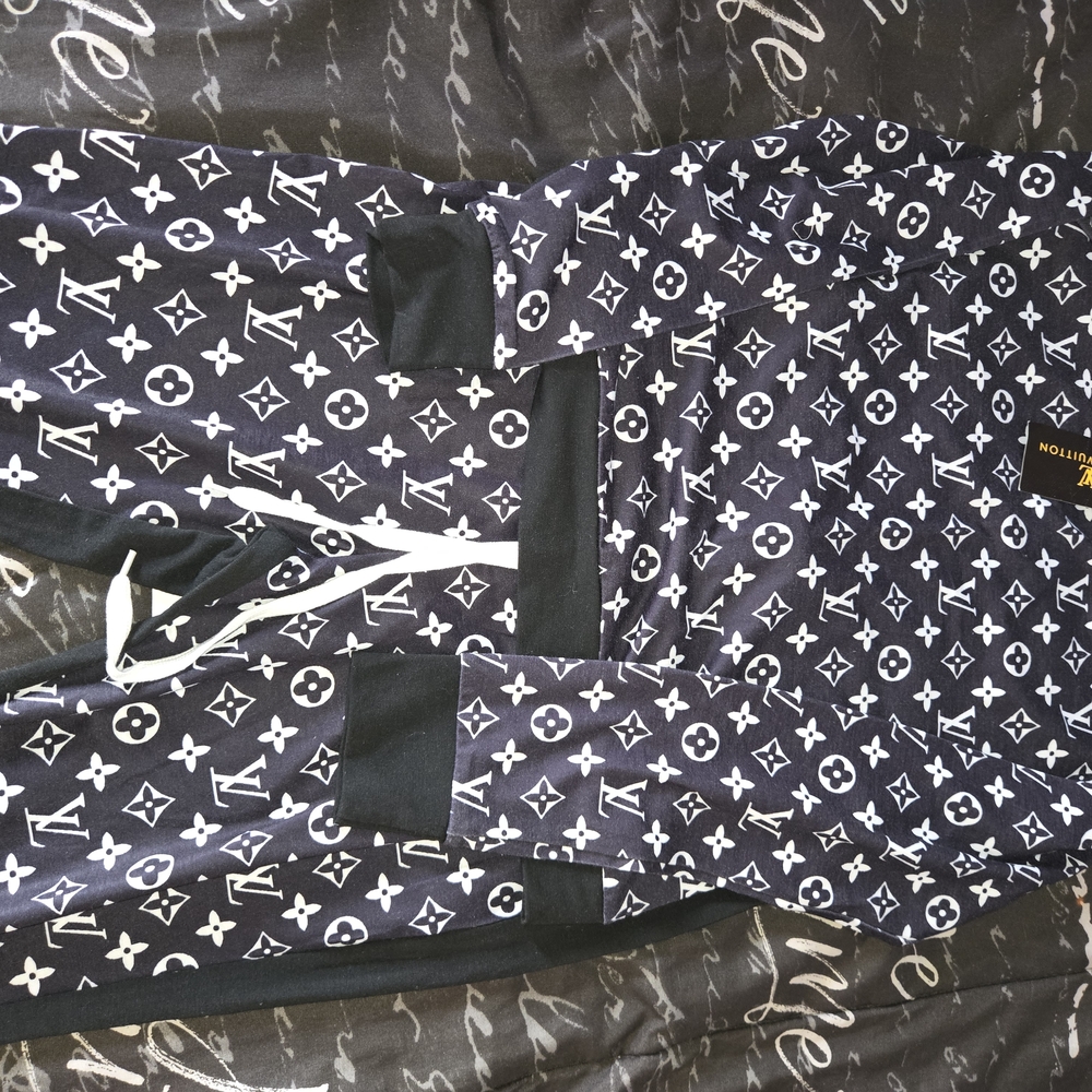 2pc Sweatsuit. Print On Front All Black Back. Light Material.